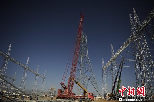 青海电网启动最大规模停电施工 破题光伏发电外送难题